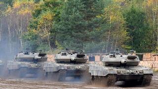 Tanques alemanes "Leopard 2" en un ejercicio militar. 