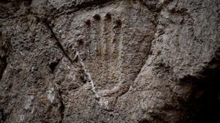 Una misteriosa huella de mano de 1.000 años de antigüedad.