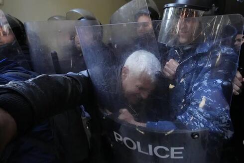 Manifestantes chocan con la policía libanesa en las puertas del Ministerio de Justicia. 