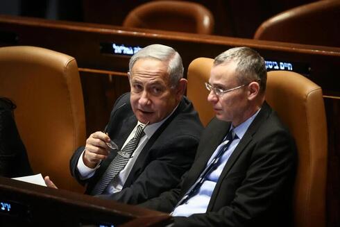 El primer ministro Benjamin Netanyahu y el ministro de Justicia, Yariv Levin. 