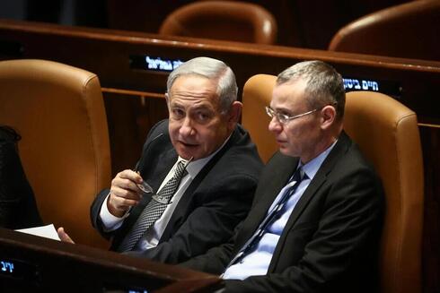 El primer ministro Benjamin Netanyahu y el ministro de Justicia, Yariv Levin. (Alex Kolomoisky) El primer ministro Benjamin Netanyahu y el ministro de Justicia, Yariv Levin.