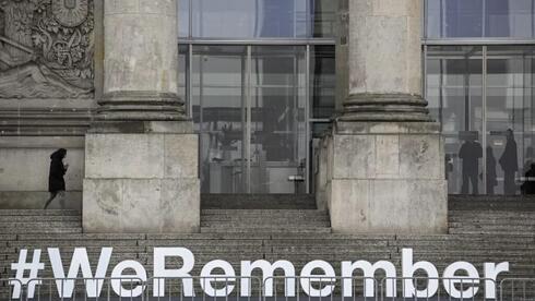 El rótulo #WeRemember aparece en las escaleras que conducen al edificio del Reichstag, sede de la Cámara Baja del Parlamento alemán, el Bundestag, en Berlín, como parte de las ceremonias del Día Internacional de Conmemoración del Holocausto, celebrado el 27 de enero. 