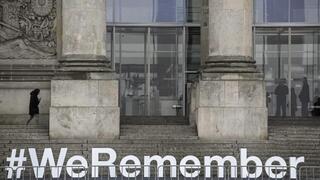 El rótulo #WeRemember aparece en las escaleras que conducen al edificio del Reichstag, sede de la Cámara Baja del Parlamento alemán, el Bundestag, en Berlín, como parte de las ceremonias del Día Internacional de Conmemoración del Holocausto, celebrado el 27 de enero.