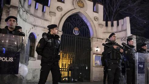 Agentes de policía ante el consulado sueco en Estambul, Turquía.