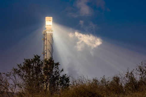 Torre de la Universidad Ben Gurión en el desierto del Neguev, sur de Israel, para la producción de energía sostenible. 
