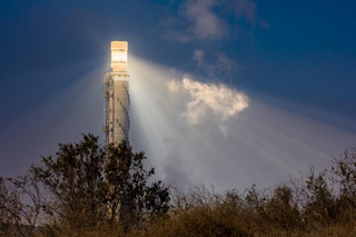Torre de la Universidad Ben Gurión en el desierto del Neguev, sur de Israel, para la producción de energía sostenible. 