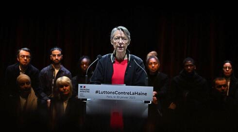 La primera ministra francesa Elisabeth Borne habla para presentar el plan nacional de su gobierno contra el racismo, el antisemitismo y la discriminación étnica en el Instituto del Mundo Árabe en París, el 30 de enero de 2023. (AFP) La primera ministra francesa Elisabeth Borne habla para presentar el plan nacional de su gobierno contra el racismo, el antisemitismo y la discriminación étnica en el Instituto del Mundo Árabe en París, el 30 de enero de 2023.