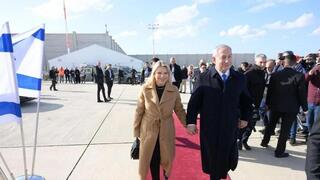 Sara y el primer ministro Benjamin Netanyahu parten hacia París.