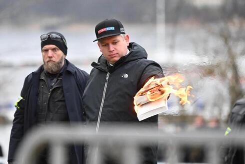 Activista de extrema derecha quema un ejemplar del Corán frente a la embajada de Estambul en Estocolmo. 