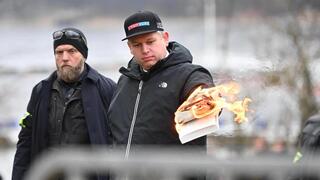 Activista de extrema derecha quema un ejemplar del Corán frente a la embajada de Estambul en Estocolmo. 