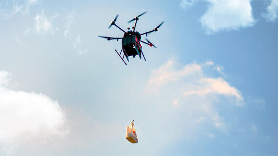 Un dron Flytrex entregando un paquete.