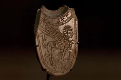 Cuchara de incienso de marfil de 2.700 años de antigüedad. 
