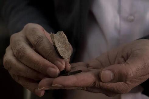 Cuchara de incienso de marfil de 2.700 años de antigüedad. 