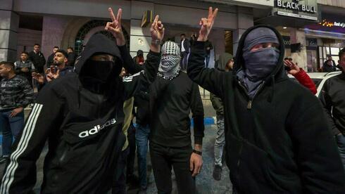 Palestinos en Hebrón celebran el ataque terrorista mortal en Jerusalem. 