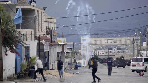 Enfrentamiento de palestinos contra las FDI en Jericó. 