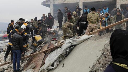 Los servicios de rescate sacan supervivientes de entre los escombros en Turquía. (Reuters) Los servicios de rescate sacan supervivientes de entre los escombros en Turquía.