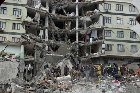 Rescatistas buscan supervivientes bajo los escombros tras un terremoto en Diyarbakir, Turquía, 6 de febrero de 2023. 