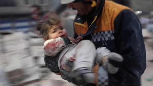 Fuerzas de rescate sacan a una niña de entre los escombros en Turquía.