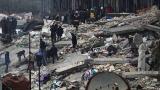 Varias personas buscan entre los escombros tras un terremoto en Diyarbakir, Turquía, el 6 de febrero de 2023. 