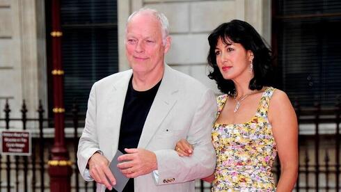 David Gilmour junto a su esposa Polly Samson. 