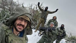 Reservistas de las FDI se toman una selfie en la nieve. 