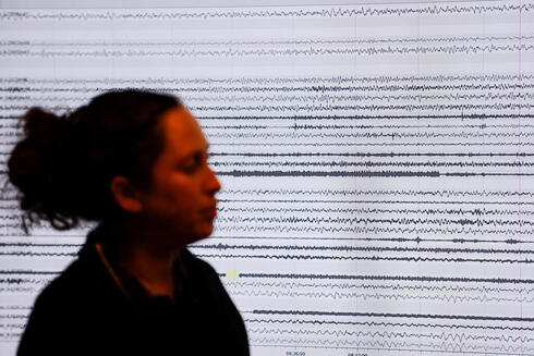 Las ondas sísmicas se ven en una pantalla durante una demostración de un nuevo sistema de alerta temprana de terremotos que activa las sirenas si una red nacional de 120 estaciones de vigilancia sísmica detecta un fuerte terremoto, en el Servicio Geológico de Israel en Jerusalem.