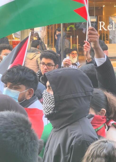 Manifestantes antiisraelíes enarbolan banderas palestinas y sostienen una foto del líder supremo iraní, el ayatolá Ali Jamenei, durante una concentración en el University College de Londres. (Emily Schrader) Manifestantes antiisraelíes enarbolan banderas palestinas y sostienen una foto del líder supremo iraní, el ayatolá Ali Jamenei, durante una concentración en el University College de Londres.