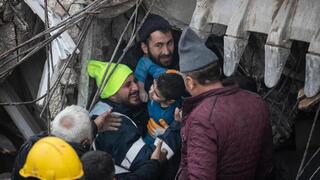 Los equipos de rescate de Turquía salvan a un niño de entre los escombros.
