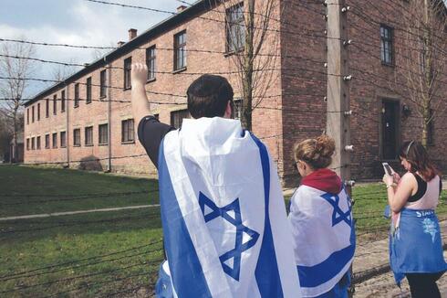 Estudiantes israelíes visitan Auschwitz como parte de un viaje conmemorativo del Holocausto. (Moshe Milner) Estudiantes israelíes visitan Auschwitz como parte de un viaje conmemorativo del Holocausto.