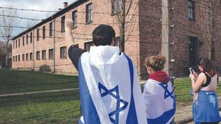 Estudiantes israelíes visitan Auschwitz como parte de un viaje conmemorativo del Holocausto.