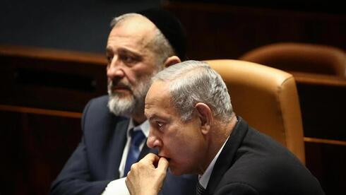 Aryeh Deri y Benjamín Netanyahu, socios de la coalición gobernante. 