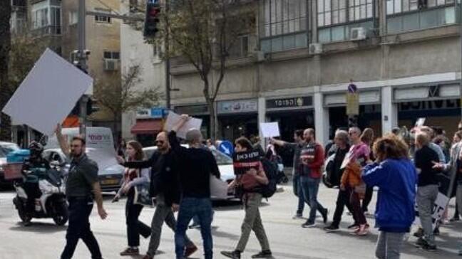 Protesta de los trabajadores de los medios de comunicación israelíes, en el centro de Tel Aviv. 