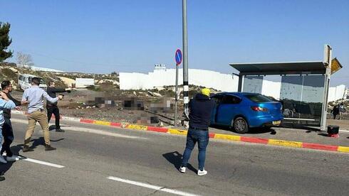 Escena del presunto atentado con embestida perpetrado el viernes en Jerusalem.