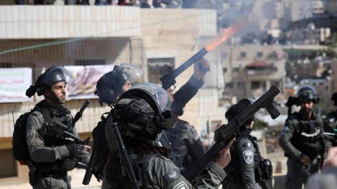Enfrentamiento entre la policía y los residentes de Silwan, en el este de Jerusalem, el viernes tras un atentado mortal con embestida.