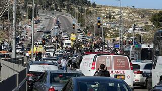 Escena del presunto atentado con embestida perpetrado el viernes en Jerusalem.