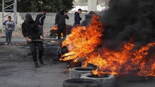 Manifestantes palestinos queman neumáticos en Jericó.