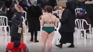 La mujer en ropa interior en el Muro de los Lamentos. 