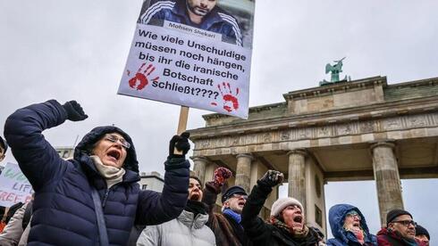 Manifestantes protestan contra el régimen iraní, en Berlín. 