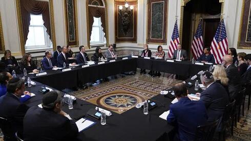 Doug Emhoff, esposo de la vicepresidenta Kamala Harris, habla durante una mesa redonda con líderes judíos sobre el aumento del antisemitismo, en diciembre de 2022. (AP) Doug Emhoff, esposo de la vicepresidenta Kamala Harris, habla durante una mesa redonda con líderes judíos sobre el aumento del antisemitismo, en diciembre de 2022.