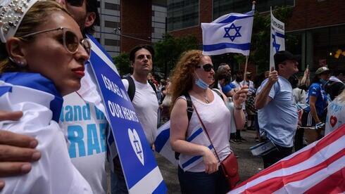 Manifestantes pro-Israel asisten a una manifestación en Manhattan para denunciar el antisemitismo, en mayo de 2021. (AFP) Manifestantes pro-Israel asisten a una manifestación en Manhattan para denunciar el antisemitismo, en mayo de 2021.