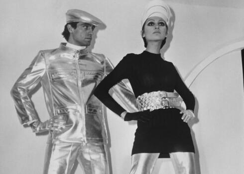 Dos modelos de Pierre Cardin en 1968. 