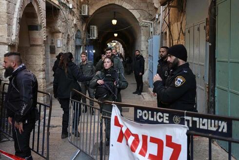 Fuerzas policiales en el lugar del apuñalamiento en la Ciudad Vieja de Jerusalem. 