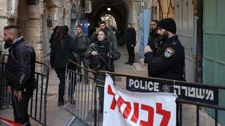 Fuerzas policiales en el lugar del apuñalamiento en la Ciudad Vieja de Jerusalem.