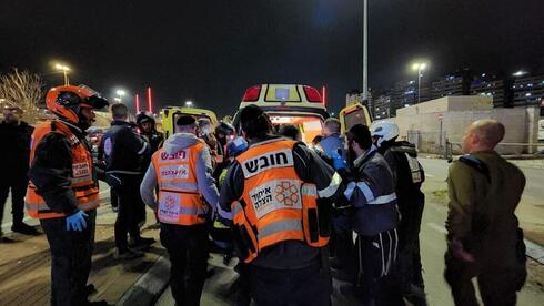 Socorristas en el lugar del atentado en el puesto de control de Shu'afat. (United Hatzalah) Socorristas en el lugar del atentado en el puesto de control de Shu'afat.