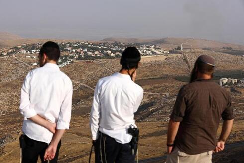 Colonos vigilan el asentamiento judío de Kokhav Hashahar en Cisjordania. 