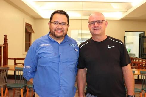 Los profesores Tal Savorai y Carlos Mena, decano del Campus Galápagos de la USFQ. 