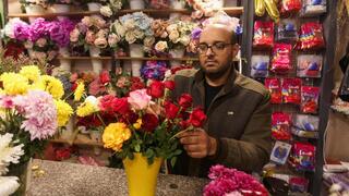 Un palestino trabaja en su florería de Gaza.