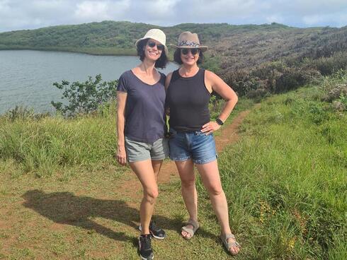 Profesoras Sigal Abramovich y Orit Sivan, que llegaron como parte de un recorrido por el área de investigación al lago Al-Junko, que se formó en el cráter de un volcán. 