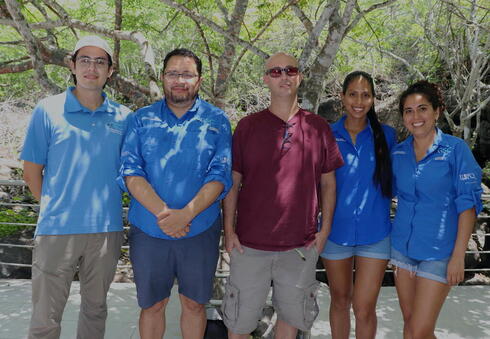 Funcionarios universitarios junto a estudiantes en el campus de Galápagos. 