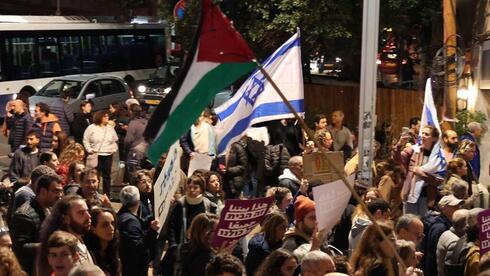 Bandera israelí y palestina durante una concentración contra el Gobierno en Tel Aviv.